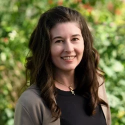 Headshot of Kristen Lineberger 